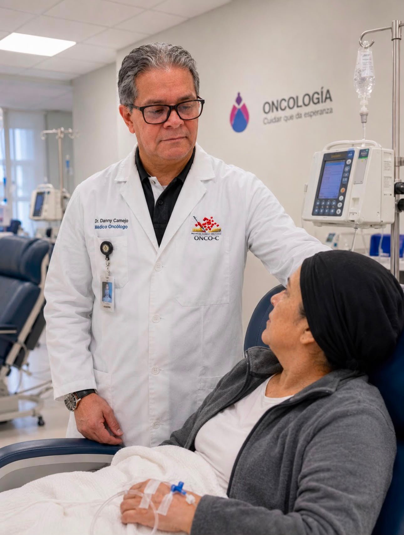 Médico de Onco-C acompañando a una paciente durante su tratamiento